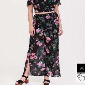 Torrid Black Floral Chiffon Tulip Leg Pants Size 2 2X 18-20 EUC